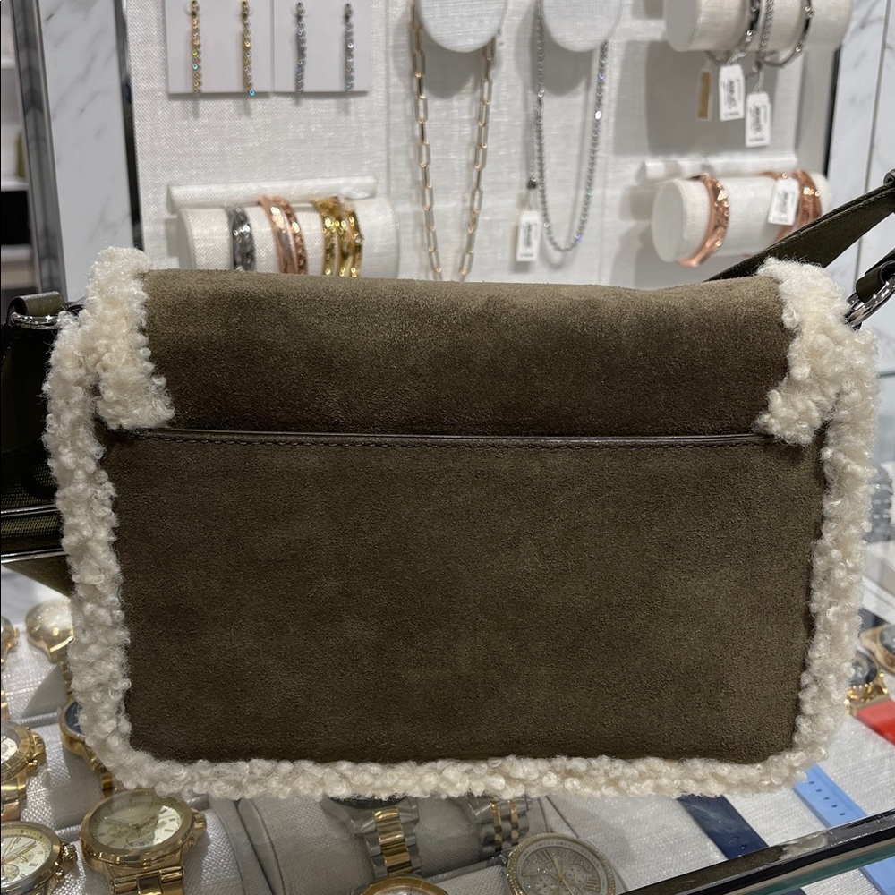 MICHAEL KORS Bradshaw Medium Suede and Faux Shearling Messenger Bag
Olive
NWT
L - Picture 5 of 16